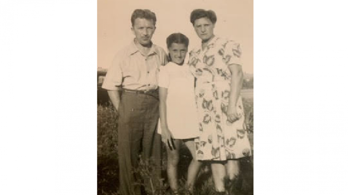 Young Hannah Frankel with her parents