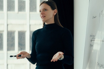 Women speaking 